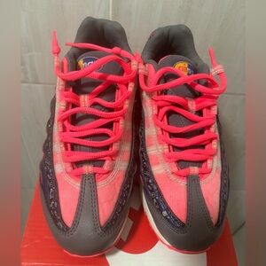 Girls AirMax Sz 4